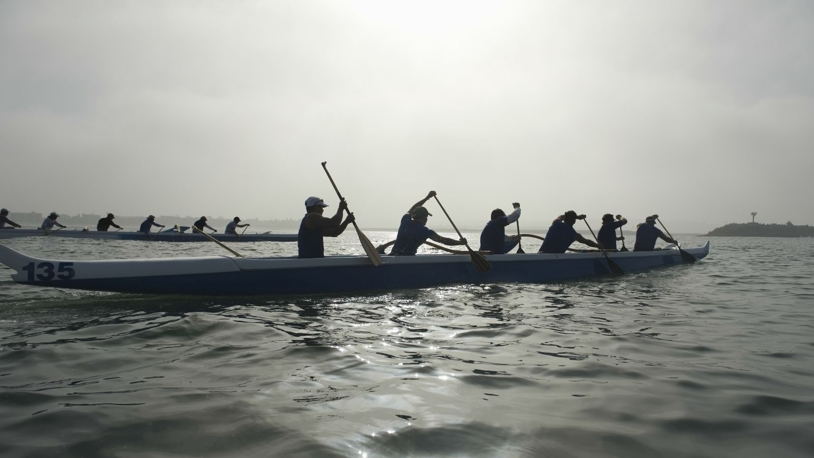 Boote mit aktiven Ruderern auf Wasser